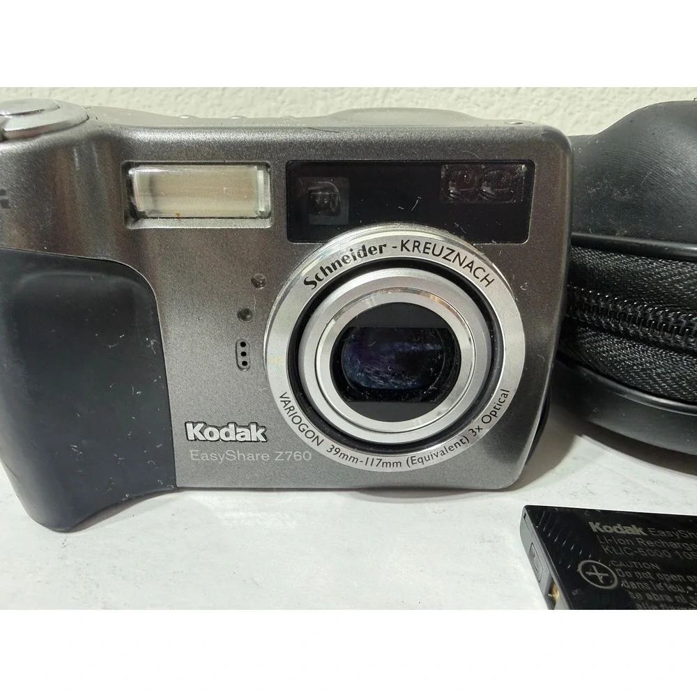 Kodak EasyShare Z760 6.1MP Digital Camera Bundle Silver Untested +Batteries Case